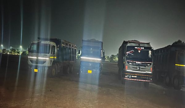 रातभर नाकेबंदी कर खनिज विभाग ने 8 हाईवा किए जब्त