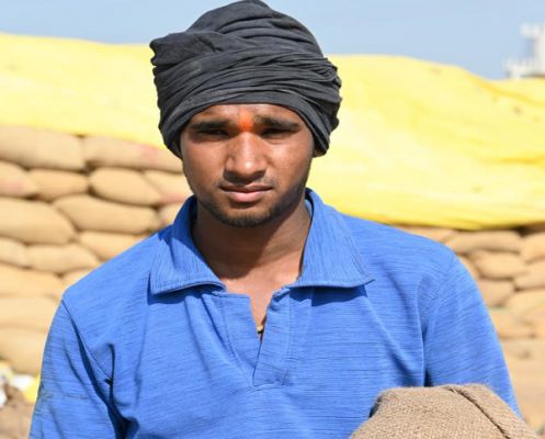 ऑनलाइन टोकन से ट्रैक्टर तक : पोटियाडीह के किसान तोरण पटेल की खुशहाल खेती