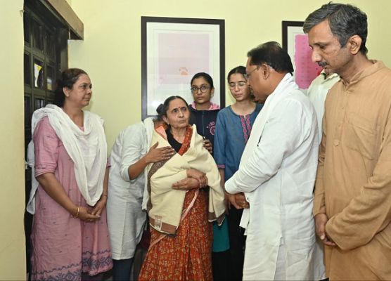 मुख्यमंत्री ने स्वर्गीय श्री शुक्ल के पार्थिव शरीर को कंधा देकर उन्हें भावपूर्ण अंतिम विदाई दी