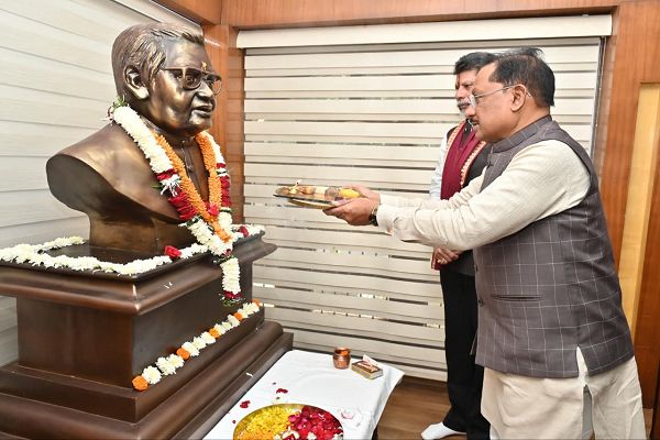  मुख्यमंत्री श्री विष्णु देव साय ने भारत रत्न अटल बिहारी वाजपेयी की प्रतिमा पर माल्यार्पण कर दी श्रद्धांजलि