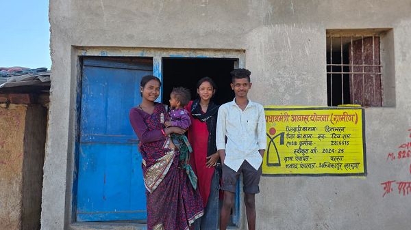  प्रधानमंत्री आवास योजना से सरगुजा के दिल भरन राजवाड़े परिवार को मिला पक्का आशियाना