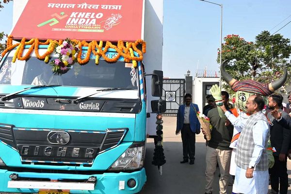  रायपुर : उप मुख्यमंत्री श्री अरुण साव ने खेलो इंडिया नेशनल ट्राइबल गेम्स के लिए मशाल गौरव यात्रा को दिखाई हरी झंडी