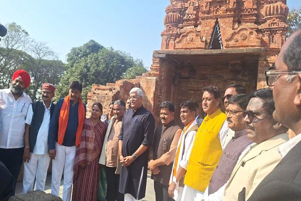  रायपुर : केंद्रीय संस्कृति एवं पर्यटन मंत्री श्री गजेन्द्र सिंह शेखावत ने किया ऐतिहासिक सिरपुर के पुरातात्विक स्थलों का निरीक्षण