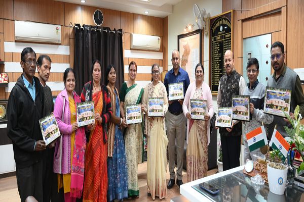  रायपुर : कुलपति ने किया नेहरू पुस्तकालय द्वारा प्रकाशित टेबल कैलेंडर का विमोचन 
