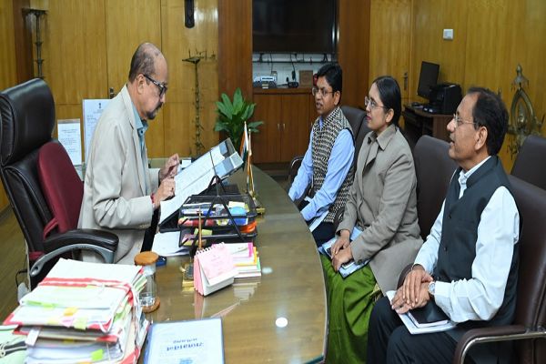  राज्यपाल श्री डेका ने गोद ग्रामों में आजीविका कार्यो को गति देने के दिए निर्देश