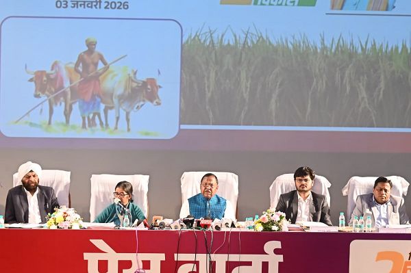 श्री रामविचार नेताम और प्रमुख सचिव श्रीमती शहला निगार की नवा रायपुर स्थित छत्तीसगढ़ संवाद के ऑडिटोरियम में आज प्रेस-कॉन्फ्रेंस करते हुए