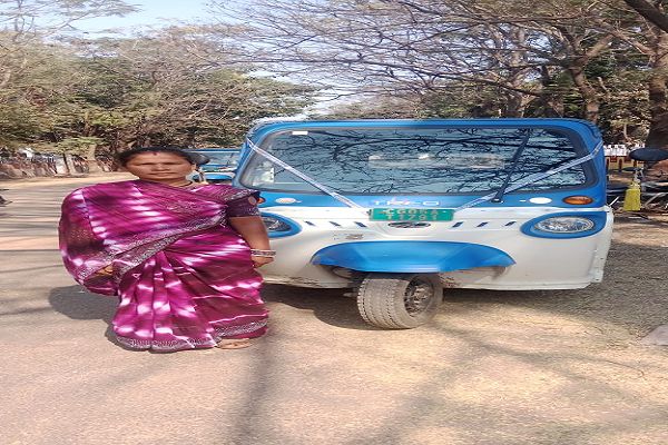  रायपुर : श्रम से स्वरोजगार की ओर- दीदी ई-रिक्शा योजना ने संवारी सुषमा की जिंदगी