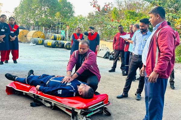  रायपुर : सड़क दुर्घटना में आपात स्थिति से निपटने मॉक-ड्रिल