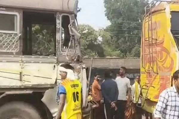 खड़ी बस से टकराई ट्रक, 3 महिलाओं समेत 4 घायल...
