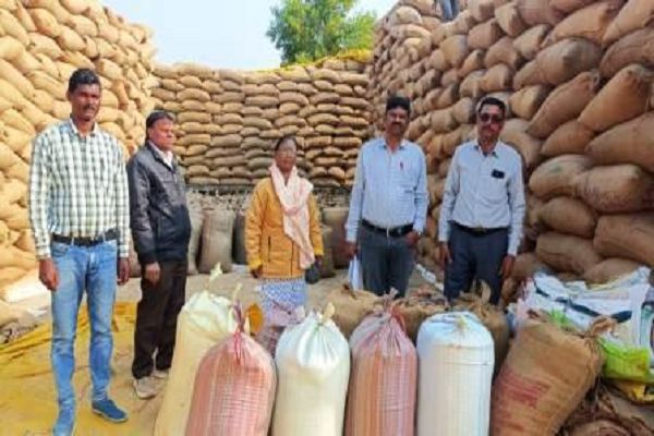 धान खरीदी व्यवस्था की शुचिता बनाए रखने प्रशासन सतर्क, सुखरी समिति में 76 बोरी पुराना धान जब्त