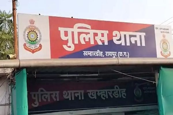 एक बच्चा बोरे में तो दूसरा गोद में : भीड़ ने कर दी महिला की पिटाई...