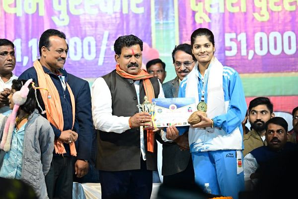 विजय शर्मा ने बैडमिंटन चैंपियनशिप जीतने वाली रिया का सम्मान किया