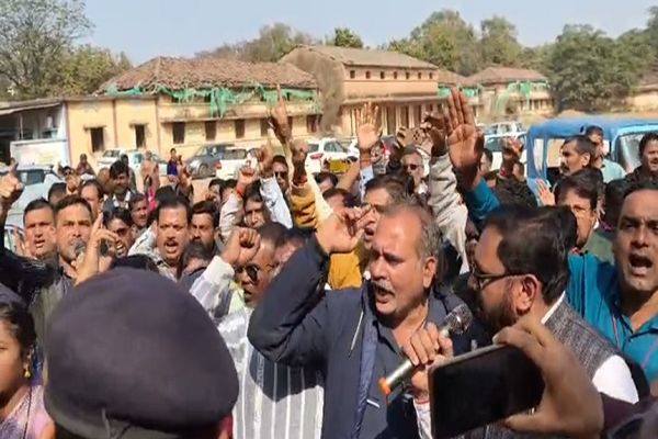 शिक्षकों की मांगों को लेकर जेडी कार्यालय का घेराव, VSK ऐप का विरोध