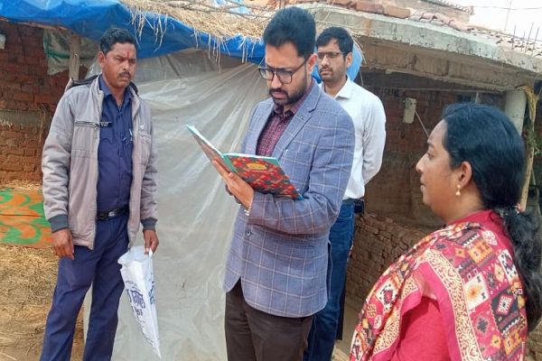 कलेक्टर ने किया सरायपाली में सीमावर्ती जांच चौकियों का निरीक्षण