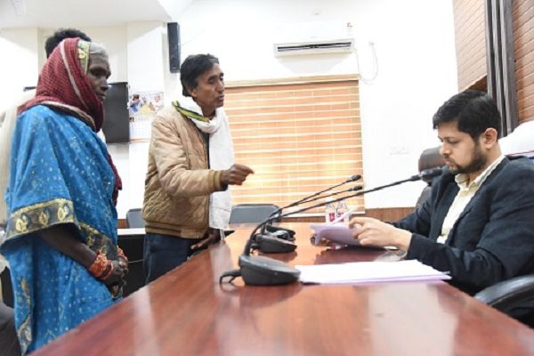 मुख्य सड़क पर अवैध रूप से फल विक्रेताओं एवं अन्य दुकानों के लगने से आवागमन में हो रही कठिनाइयां