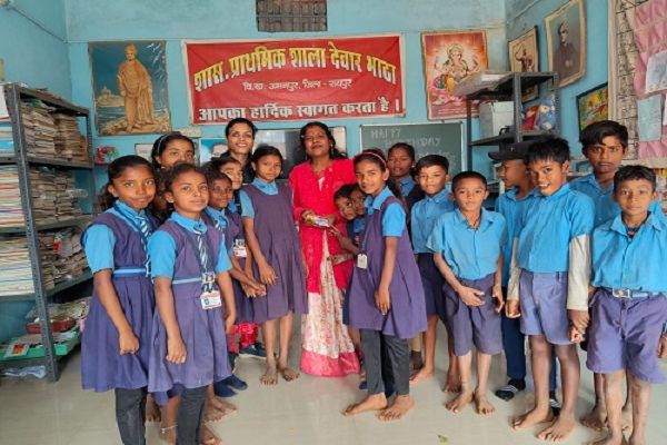 प्रोजेक्ट आओ बाँटें खुशियाँ : शासकीय कर्मचारी बच्चों संग साझा कर रहे हैं खुशियाँ