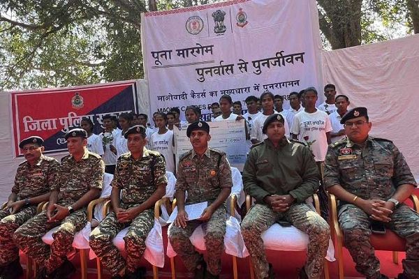 सुकमा में 26 माओवादियों का आत्मसमर्पण, 64 लाख का इनाम था घोषित