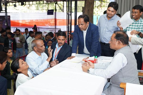 मुख्यमंत्री श्री विष्णु देव साय के निर्देश पर लकवाग्रस्त महिला को तुरंत मंजूर हुए 5 लाख रुपए