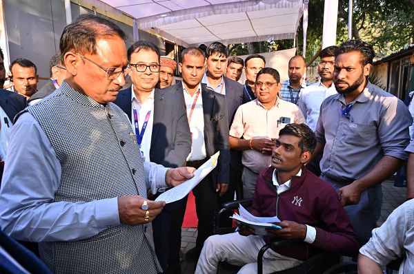  दोनों पैर से दिव्यांग राज शर्मा को 20 हजार रूपए की आर्थिक सहायता    