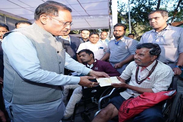 रायपुर : संवेदनशील शासन की मिसाल: जनदर्शन में मुख्यमंत्री श्री विष्णु देव साय ने मौके पर सुलझाईं समस्याएँ