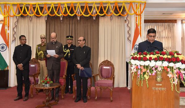राज्यपाल श्री डेका ने श्री अमिताभ जैन को मुख्य सूचना आयुक्त एवं श्री अग्रवाल और श्री मिश्रा को राज्य सूचना आयुक्त पद की शपथ दिलाई