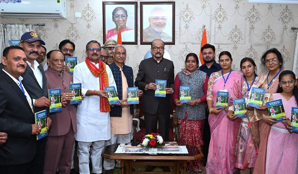  राज्यपाल श्री डेका ने &lsquo;एक पेड़ मां के नाम&lsquo; काव्य संग्रह का किया विमोचन