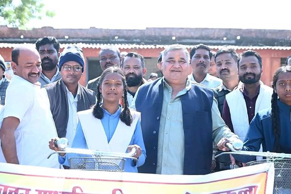 पर्यटन एवं संस्कृति मंत्री श्री राजेश अग्रवाल ने सरस्वती साइकिल योजना के तहत मेंड्रॉकला विद्यालय में छात्राओं को साइकिल वितरित की