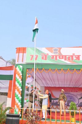 सांसद श्री राधेश्याम राठिया ने सारंगढ़ में फहराया तिरंगा