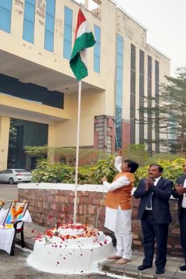  गणतंत्र दिवस के अवसर पर नागरिक आपूर्ति निगम के प्रधान कार्यालय में नान के अध्यक्ष संजय श्रीवास्तव ने किया ध्वजारोहण