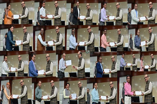 ई-ऑफिस में उत्कृष्ट कार्य करने वाले अधिकारी-कर्मचारियों को मुख्य सचिव ने किया सम्मानित