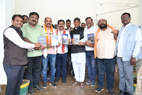 उप मुख्यमंत्री श्री विजय शर्मा ने द स्टोरी ऑफ किंग भोरमदेव 'राजा भोरमदेव की कहानी' पुस्तक का किया विमोचन