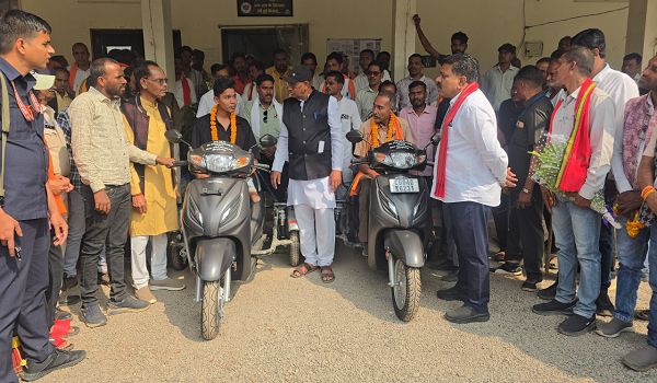 उपमुख्यमंत्री श्री विजय शर्मा की तत्परता से दो दिव्यांगों को मिली स्कूटी, चेहरे पर लौटी मुस्कान