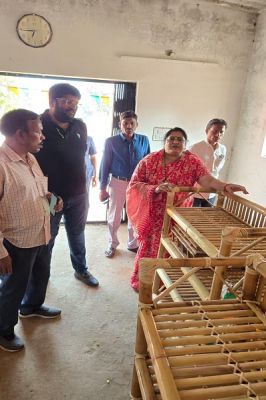 छत्तीसगढ़ हस्तशिल्प विकास बोर्ड की अध्यक्ष शालिनी राजपूत ने डोंगरीगांव, गरियाबंद में संचालित बांस शिल्प परियोजना के अंतर्गत आयोजित प्रशिक्षण कार्यक्रम का शुभारंभ किया। 