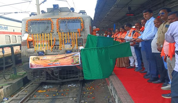 850 श्रद्धालुओं का जत्था अयोध्या धाम एवं काशी विश्वनाथ के दर्शन के लिए भारत गौरव स्पेशल ट्रेन से अयोध्या रवाना