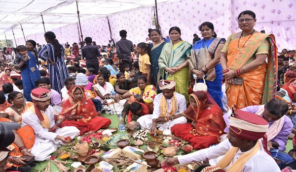 बस्तर के सिटी ग्राउंड में गूंजी शहनाई : 280 जोड़े परिणय सूत्र में बंधे