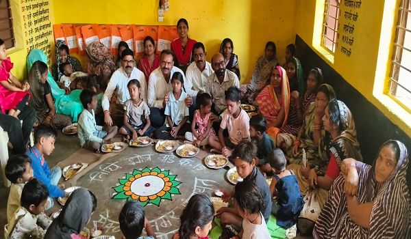 वार्ड पार्षद सोहन डड़सेना ने जन्मदिवस पर आँगनबाड़ी में तिथि भोज का आयोजन 