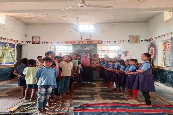 विद्यालयों में मातृ-पितृ दिवस भावुकता के साथ मनाया गया। 