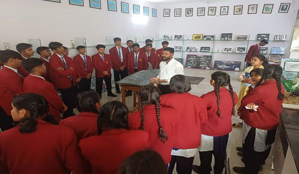 पीएम श्री स्कूल के विद्यार्थियों ने किया मत्स्य महाविद्यालय का शैक्षणिक भ्रमण