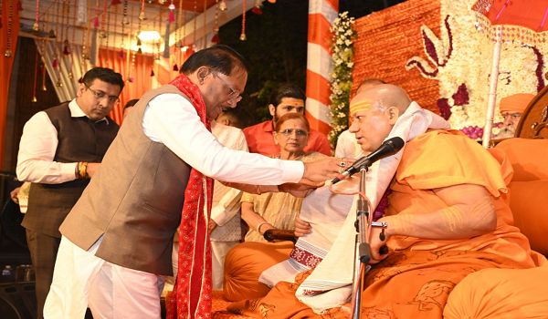 मुख्यमंत्री श्री विष्णु देव साय से निरंजन पीठाधीश्वर महामंडलेश्वर डॉ. स्वामी कैलाशनंद गिरी जी महाराज ने की सौजन्य भेंट