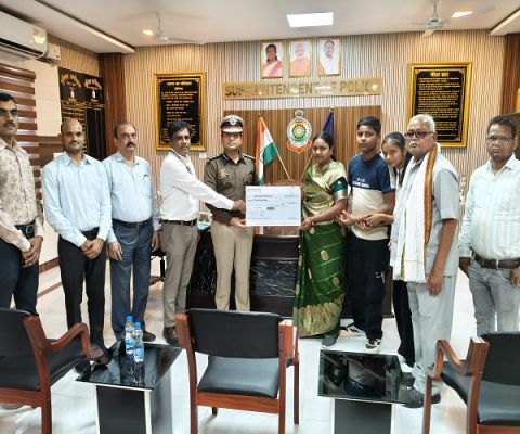 मुंगेली पुलिस एसएसपी ने दिवगंत आरक्षक राकेश डहरिया के परिवार को पुलिस सैलरी पैकेज के तहत आर्थिक सहायता 1 करोड़ रूपये का चेक दिया गया