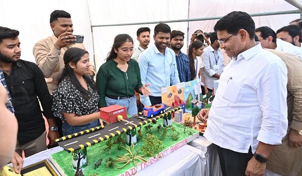 सकारात्मक सोच ही सफलता की कुंजी, युवा बदलेंगे भारत का भविष्य&rdquo; &ndash; राजस्व मंत्री श्री टंक राम वर्मा