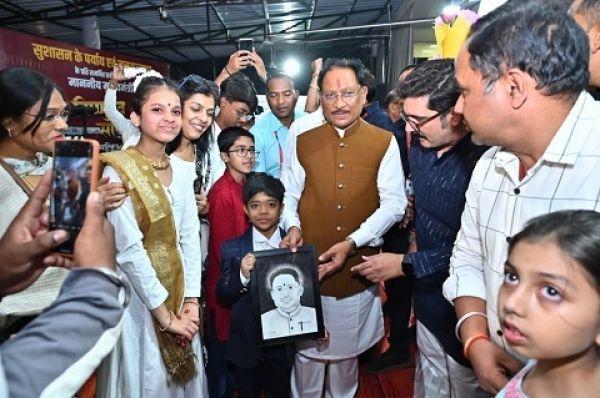 प्रोजेक्ट धड़कन, जिंदगी मुस्कुराएगी, दिव्य धुन बैंड और कलाकेंद्र के बच्चों संग मुख्यमंत्री ने बांटी खुशियां