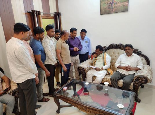 पीडब्ल्यूडी के दैनिक श्रमिकों ने विधायक रोहित साहू को सौंपा ज्ञापन, नियमितीकरण व भविष्य निधि कटौती का मुद्दा उठाने की मांग