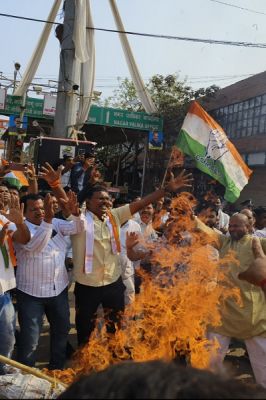 हिंदुओं के सबसे बड़े पर्व होली के दिन शराब दुकानें खुले रखने के निर्णय के विरोध में जिला कांग्रेस कमेटी, कबीरधाम द्वारा आज जोरदार प्रदर्शन करते हुए मुख्यमंत्री विष्णु देव साय का पुतला दहन किया गया।* 