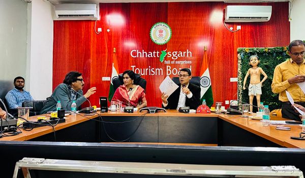 छत्तीसगढ़ फिल्म विकास निगम की अध्यक्ष सुश्री मोना 'सेन की अध्यक्षता में फिल्म पॉलिसी' पर छत्तीसगढ़ पर्यटन बोर्ड में बैठक, सब्सिडी व फिल्म सिटी पर फोकस