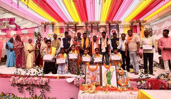 धीवर समाज माँढर परगन के वार्षिक आमसभा एवं सम्मान समारहो मैं मेघावी छात्र छात्रो का हुआ सम्मान