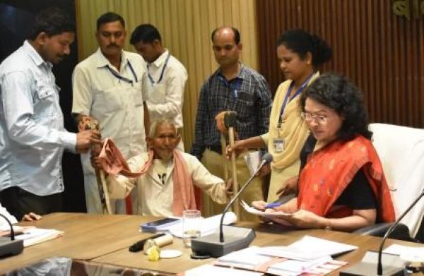 कलेक्टर मिश्रा ने जनदर्शन में पहुँचे लोगों से उनके मांगों व समस्याओं की ली जानकारी