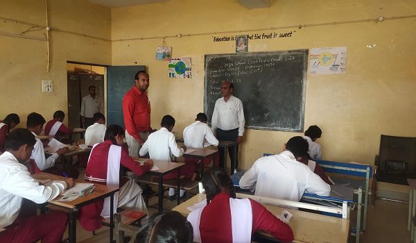 स्वामी आत्मानंद उत्कृष्ट अंग्रेजी माध्यम विद्यालय केंद्र क्रमांक 341137 में मंगलवार को इंग्लिश विषय की परीक्षा संपन्न हुई