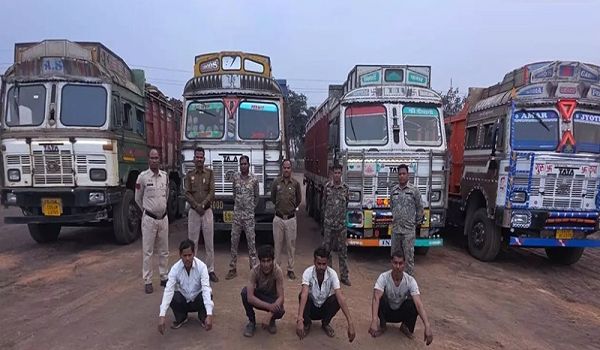 ऑपरेशन प्रहार: अवैध कबाड़ से भरे 4 ट्रक जब्त, चार गिरफ्तार