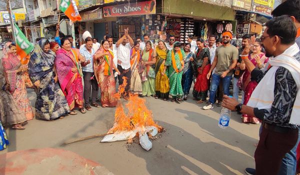 भाजपा महिला मोर्चा का विरोध प्रदर्शन, जमकर नारेबाजी कर किया पुतलादहन